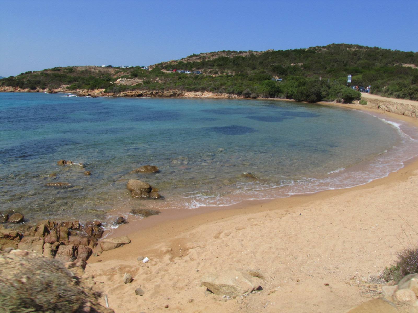 Küste auf Caprera: regionales Beispiel, nicht jeder Strand ist ohne Auflagen zugänglich.