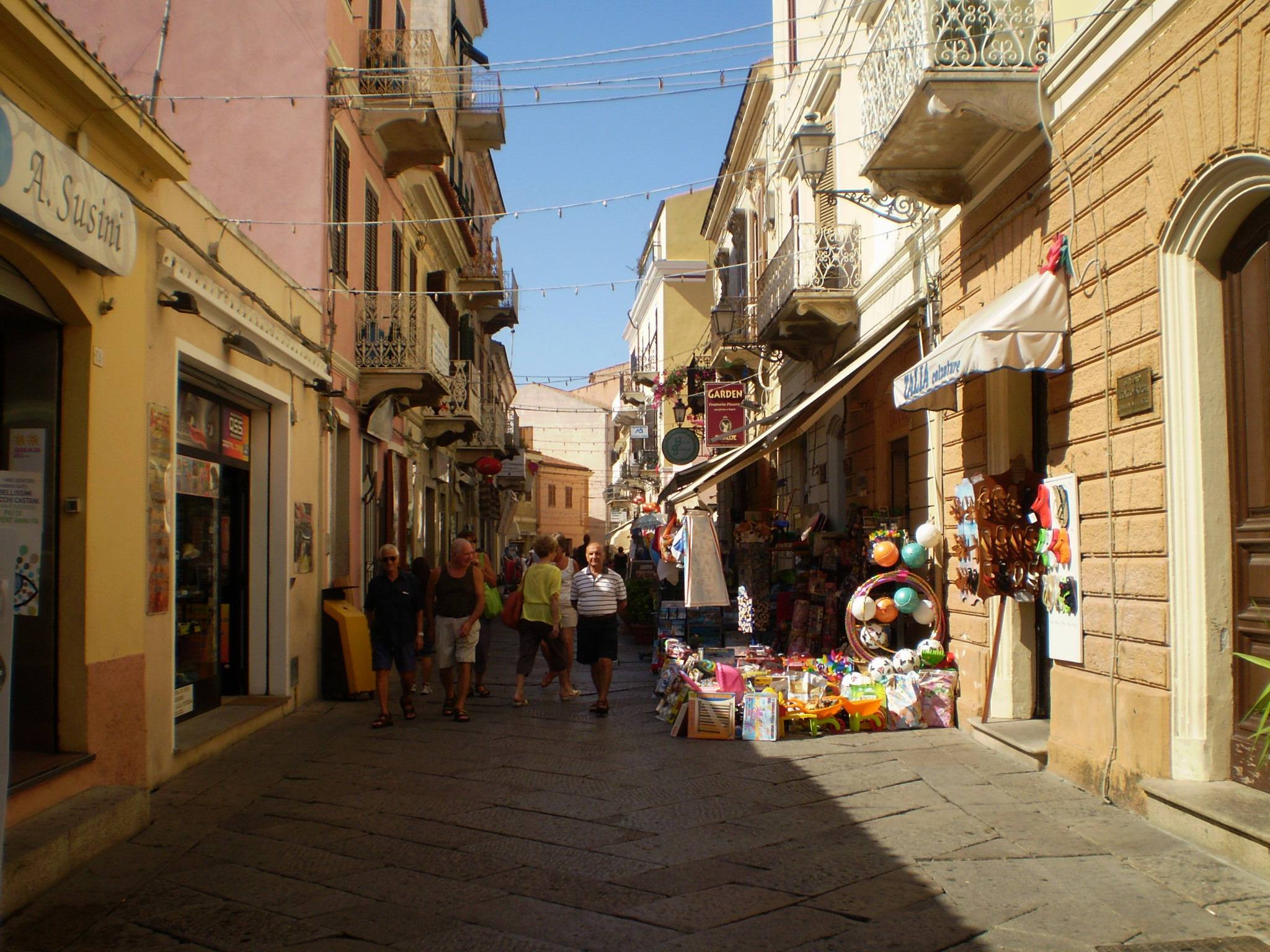 Les rues de La Maddalena, ville rejointe en ferry depuis Palau.