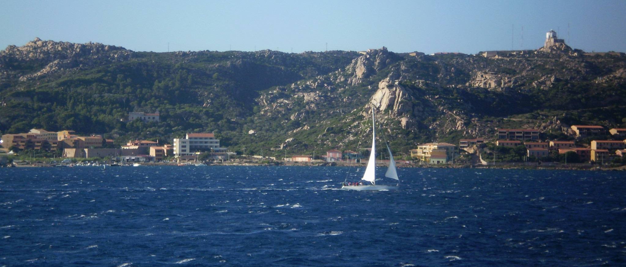 Vela nell’arcipelago della Maddalena: il vento in mare va controllato separatamente dal meteo di Arzachena.