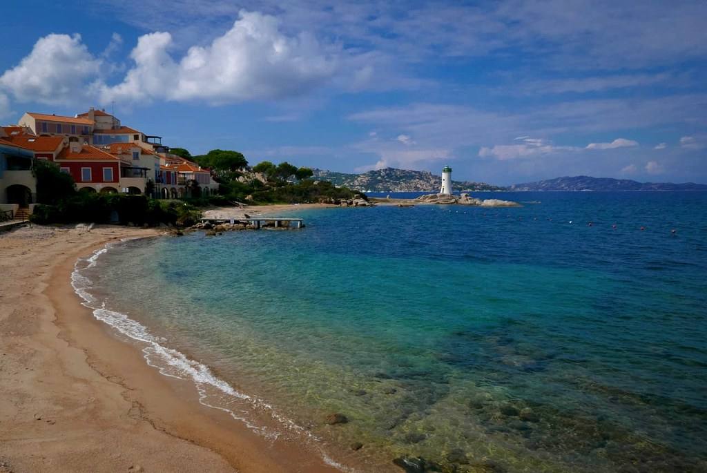 Plage et maisons sur la côte de Palau face à l’archipel de La Maddalena