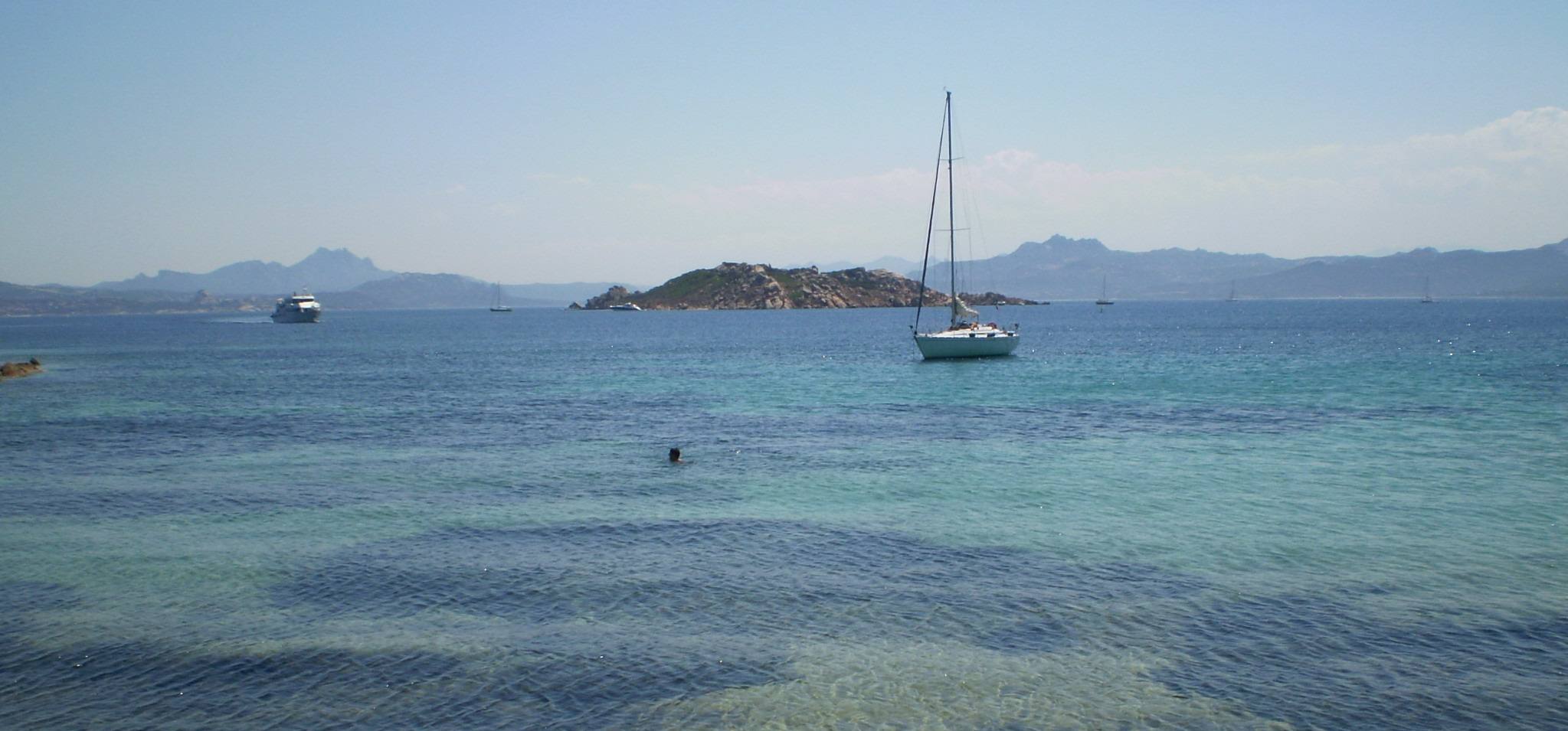 Segelboot bei den Inseln des La-Maddalena-Archipels
