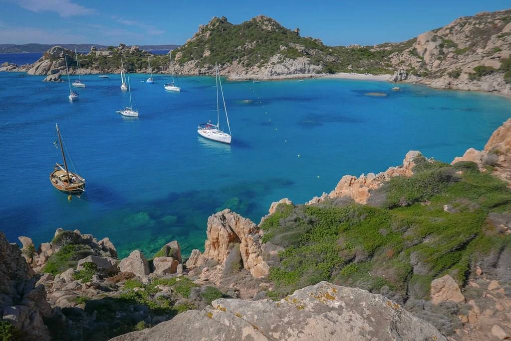 Une baie de Spargi : les arrêts dépendent du bateau, du vent et des autorisations.